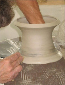 Bild zu Angebot - Mann mit Vase